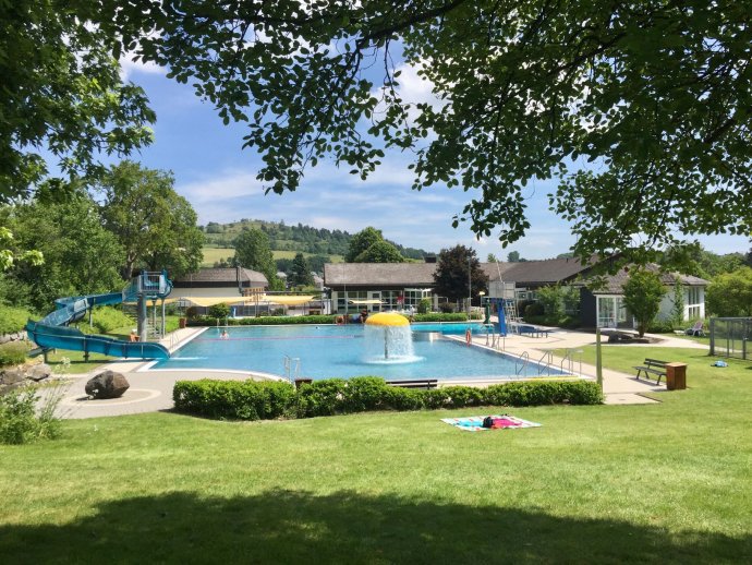 Lagune zwembad Willingen gesloten. Bij 20 gr openluchtzwembad Usseln open.